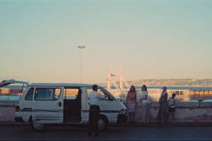 Couché de soleil et 5 personnes devant un van