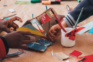 Gros plan sur des mains d'enfants