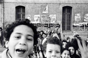 Marseille, boulevard Sévigné, sortie d’école, avant le second tour des élections municipales, 11/03/1983 © Photo : Jacques Windenberger. Musée national de l’histoire et des cultures de l’immigration