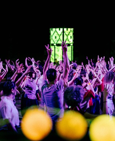 Foule qui danse dans le Forum