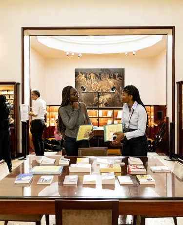 Public dans le Salon des laques