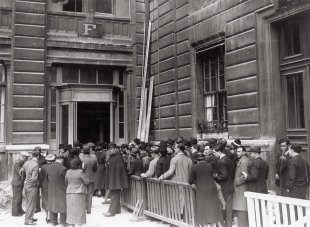 File d'attente devant la Préfecture de Police à la suite des premiers décrets Daladier concernant le séjour des étrangers vivant en France. Paris, 31 mai 1938.  © Eyedea/Keystone France