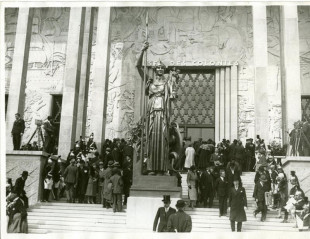 Statue de Léon Drivier sur les marches du musée permanent des Colonies lors de l’inauguration de l’Exposition coloniale, 1931