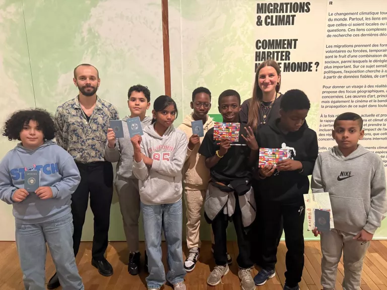Les enfants de la Maison de quartier Daniel Balavoine avec deux médiateurs du Palais de la Porte Dorée, à l'exposition Migrations & climat