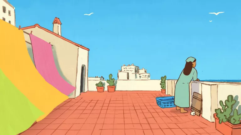 Femme penchée sur la rambarde d’une terrasse, regardant l’horizon, tandis que des draps sèchent au vent derrière elle.