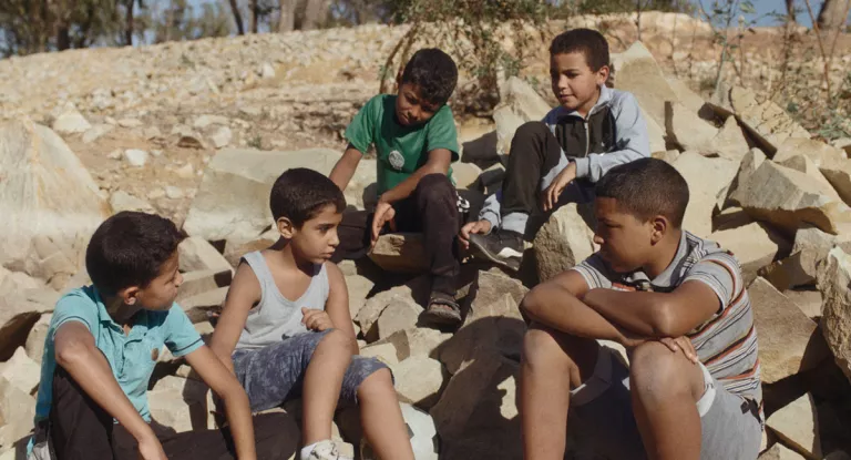 Enfants de 11 ans jouant dehors