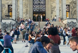 Public devant le Palais