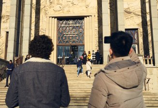Jeunes photographiant le Palais de la Porte Dorée
