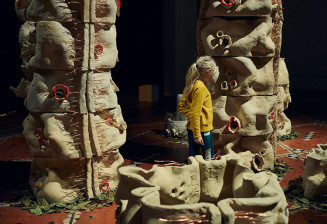 Public dans l'exposition Chaque vie est une histoire