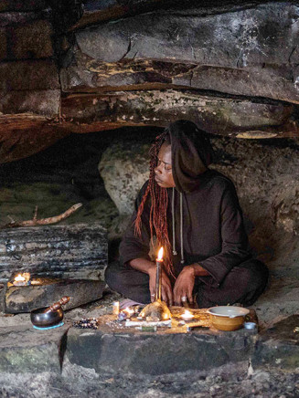 Cérémonie faite dans une cave par l'artiste