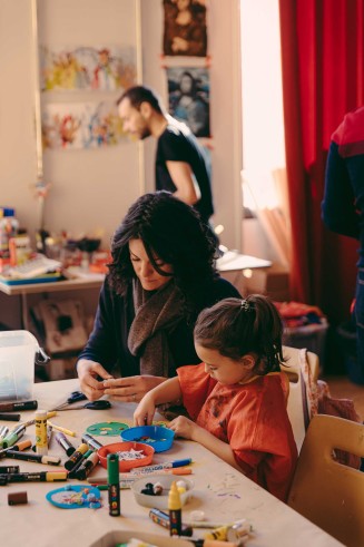Photographie d'un atelier en famille au Palais de la Porte Dorée
