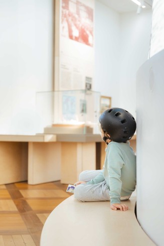 Photographie d'un enfant dans l'exposition permanente du Musée national de l'histoire de l'immigration 