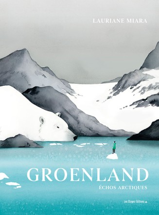 vue plongeante sur l'immensité d'un fjord groenlandais où navigue un petit voilier d'expédition blanc au milieu de blocs de glace et d'icebergs