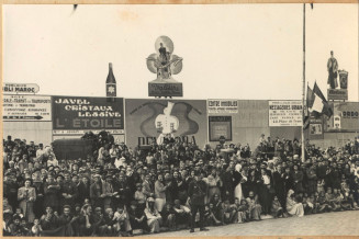 Jacques Belin, « Casablanca. Premier défilé des troupes américaines, place Administrative, en présence du général Noguès et du général Kayes (États-Unis). Tout le Mellah était rassemblé place de France (13 décembre 1942) », photographie