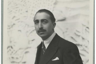 L'architecte Albert Laprade (1931) devant le Musée des Colonies, Palais de la Porte Dorée
