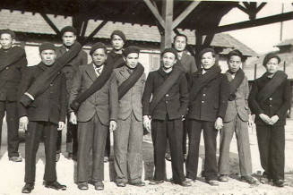 Un groupe de travailleurs à Sorgues (Vaucluse) 47e cie, 1941. © Collection Pham. Source : Liem-Khe LUGUERN