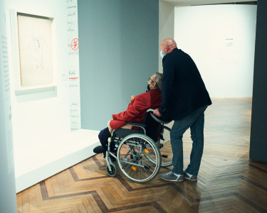 Un visiteur en fauteuil roulant