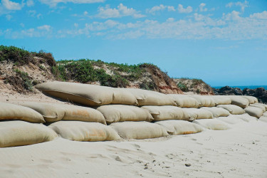 Sacs_de_sable_sur_une_plage_empêchant_l_érosion_du_sol_à_marée_haute_et_les_jours_de_tempê