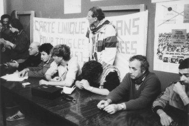 Prise de parole des Marcheurs à Valence le 25 octobre 1983 devant une banderole réclamant la carte de séjour de 10 ans