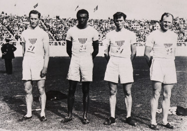 Londres 1908. John Taylor (États-Unis) et ses coéquipier du relais olympique Nate Cartmell, Mel Sheppard et William F.Hamilton