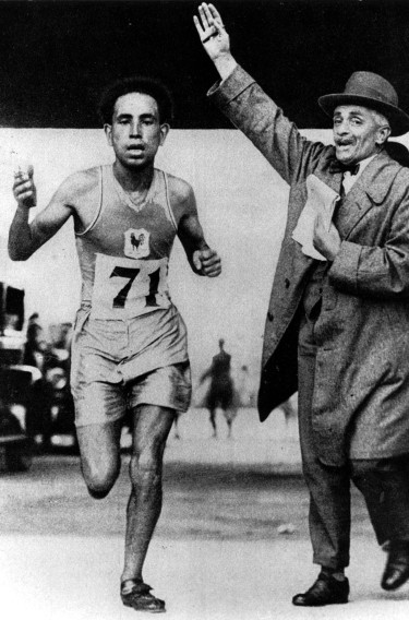 Amsterdam 1928. Ahmed Boughera El Ouafi remporte la médaille d’or au marathon.