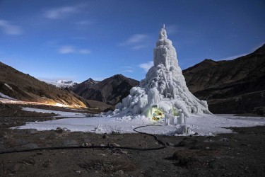Stupa de glace, glacier artificiel construit pour stocker l’eau en hiver, puis la restituer progressivement au printemps afin d’irriguer les cultures (Gya, Inde)