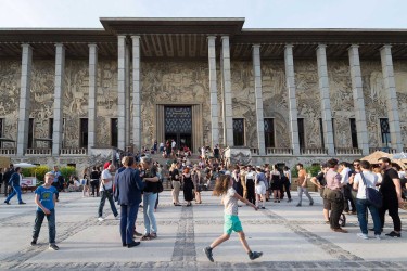 Photo de l'extérieur du Palais avec des visiteurs