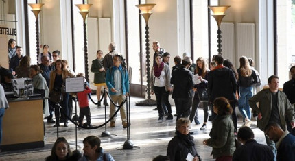 Photo de visiteurs dans le hall d'honneur