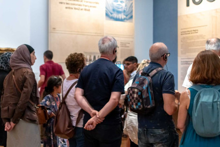 Visiteurs dans le Musée