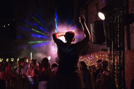 Balatata - photographie d'un bal et d'un dj