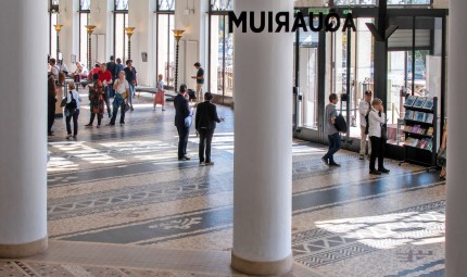 Public dans le hall du Palais