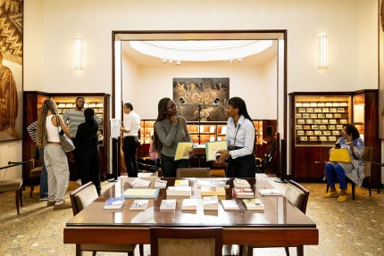 Public dans le Salon des laques